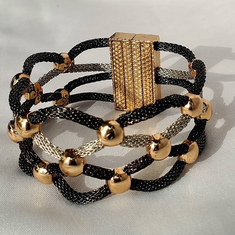 Tri Colored Metal Mesh Bracelet Magnetic Enclosure
